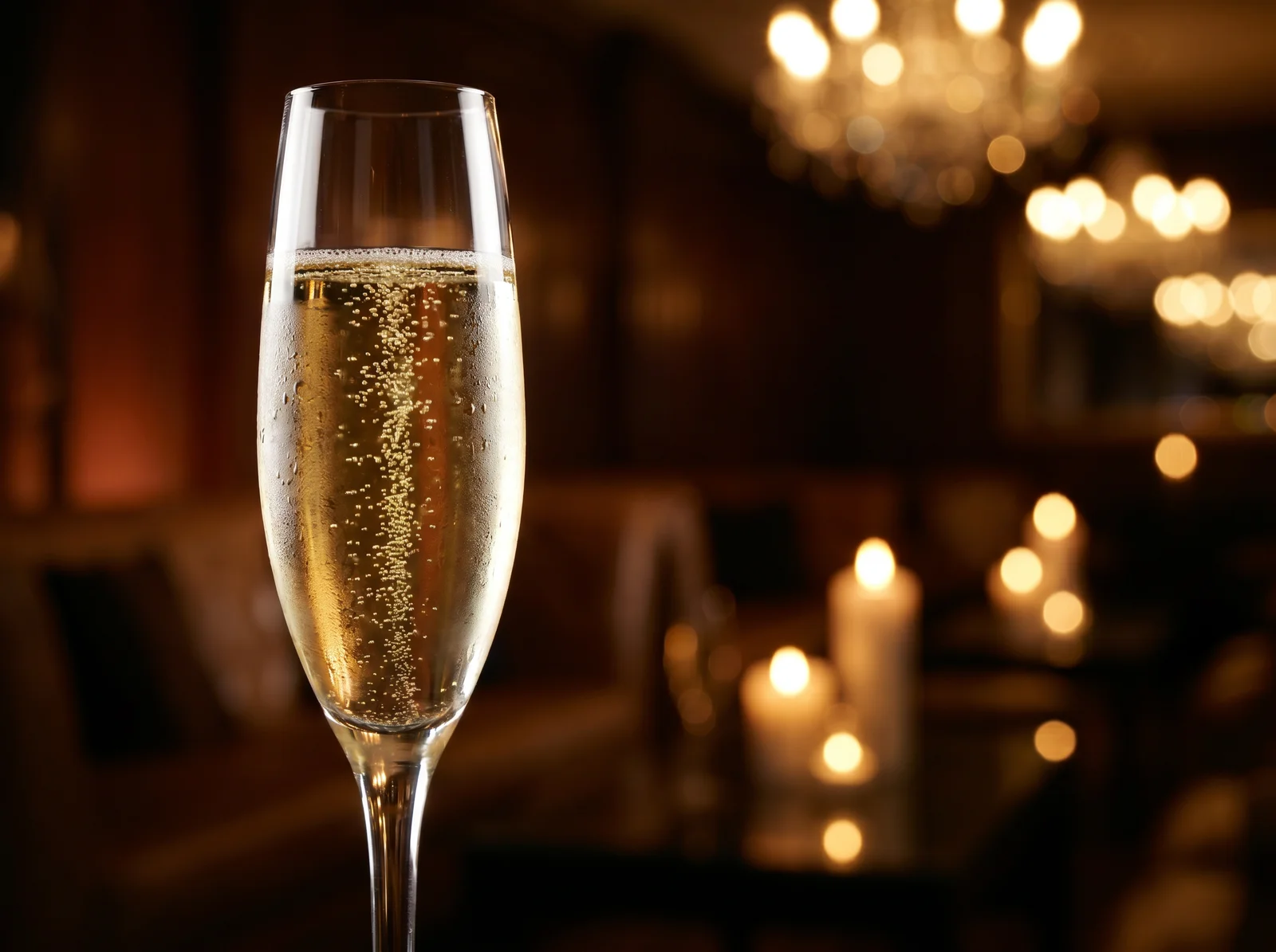 Flûte di champagne con le bollicine in risalto